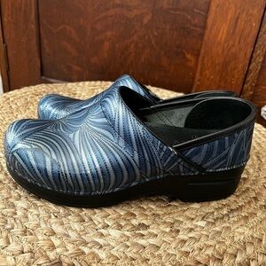Dansko professional blue SZ37 clog. Some scuffing on right shoe but lightly worn